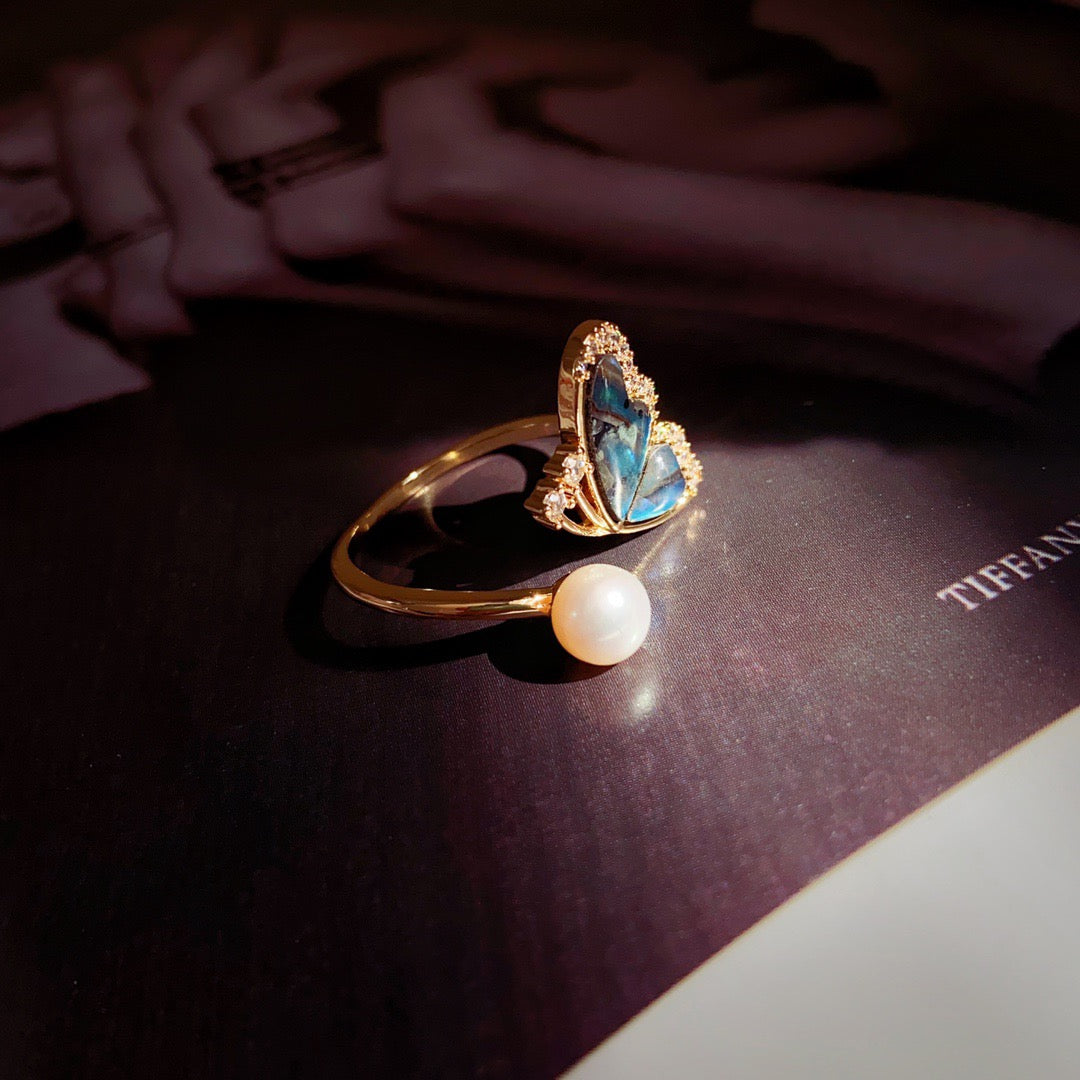 Mariposa Verde  (Anillo de  Perlas Cultivadas y Concha)